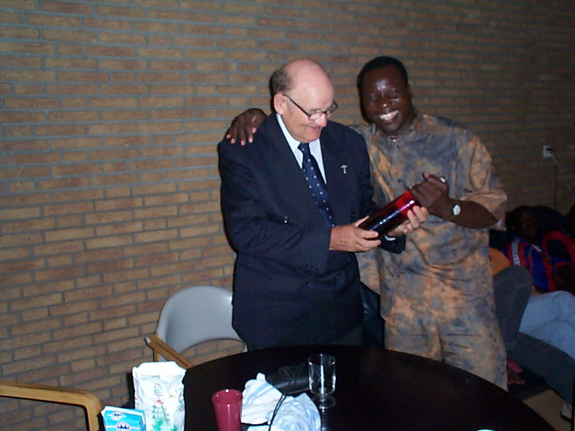 Willy Burm tijdens het Mundial in Tilburg 2004 met een Burkinese danser.